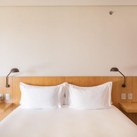 B Hotel Brezilya Dış mekan fotoğraf A bed with two pillows