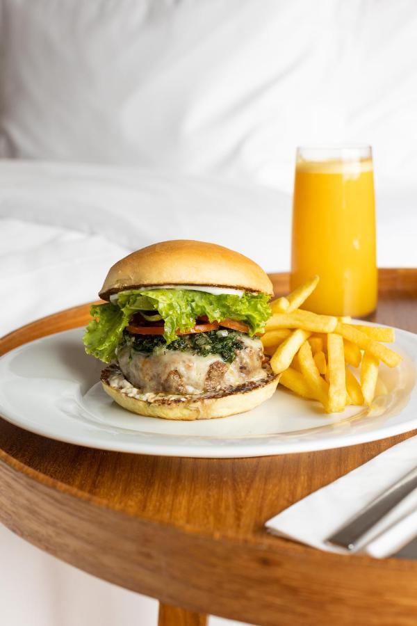 B Hotel Brezilya Dış mekan fotoğraf A cheeseburger with fries and orange juice
